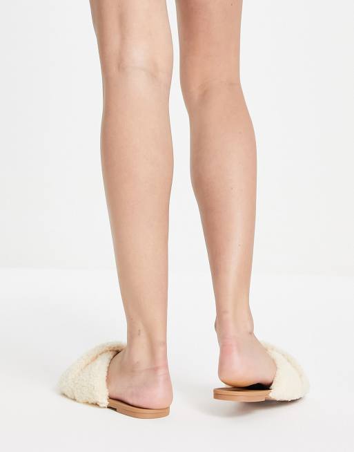 ASOS DESIGN - Flock - Sandali bassi a pianta larga imbottiti effetto montone beige, 2 di 4