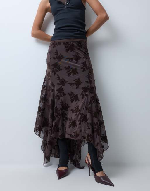 ASOS DESIGN flockad maxikjol med asymmetrisk fåll som set i chocolate, 2 av 5