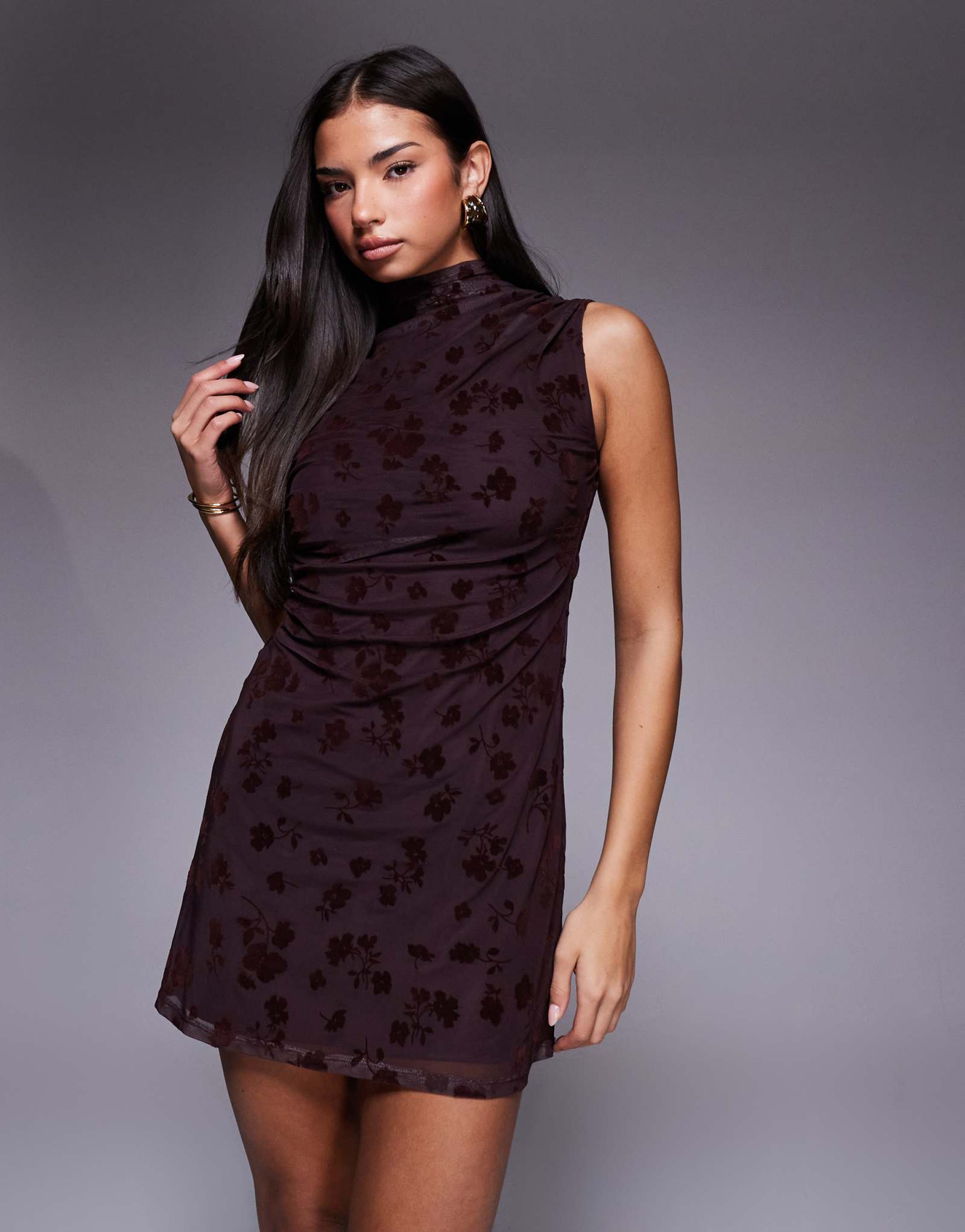 ДИЗАЙНЕРСКОЕ мини-платье ASOS без рукавов с цветочным узором и рюшами по бокам с увеличенным вырезом коричневого цвета