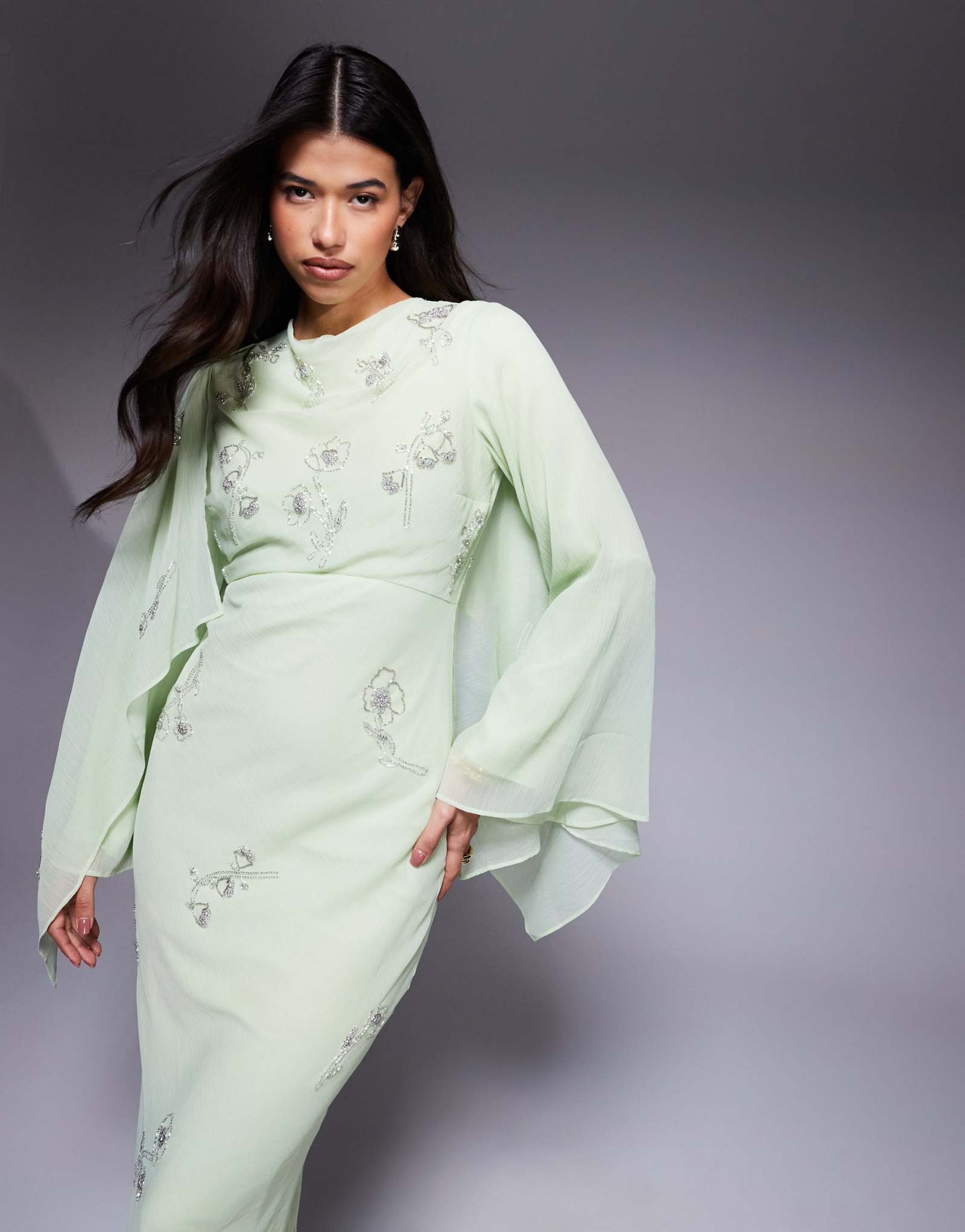 ДИЗАЙНЕРСКОЕ макси-платье ASOS DESIGN с накидкой, украшенной цветочным узором, косого кроя и круглым вырезом горловины цвета шалфея зеленого цвета