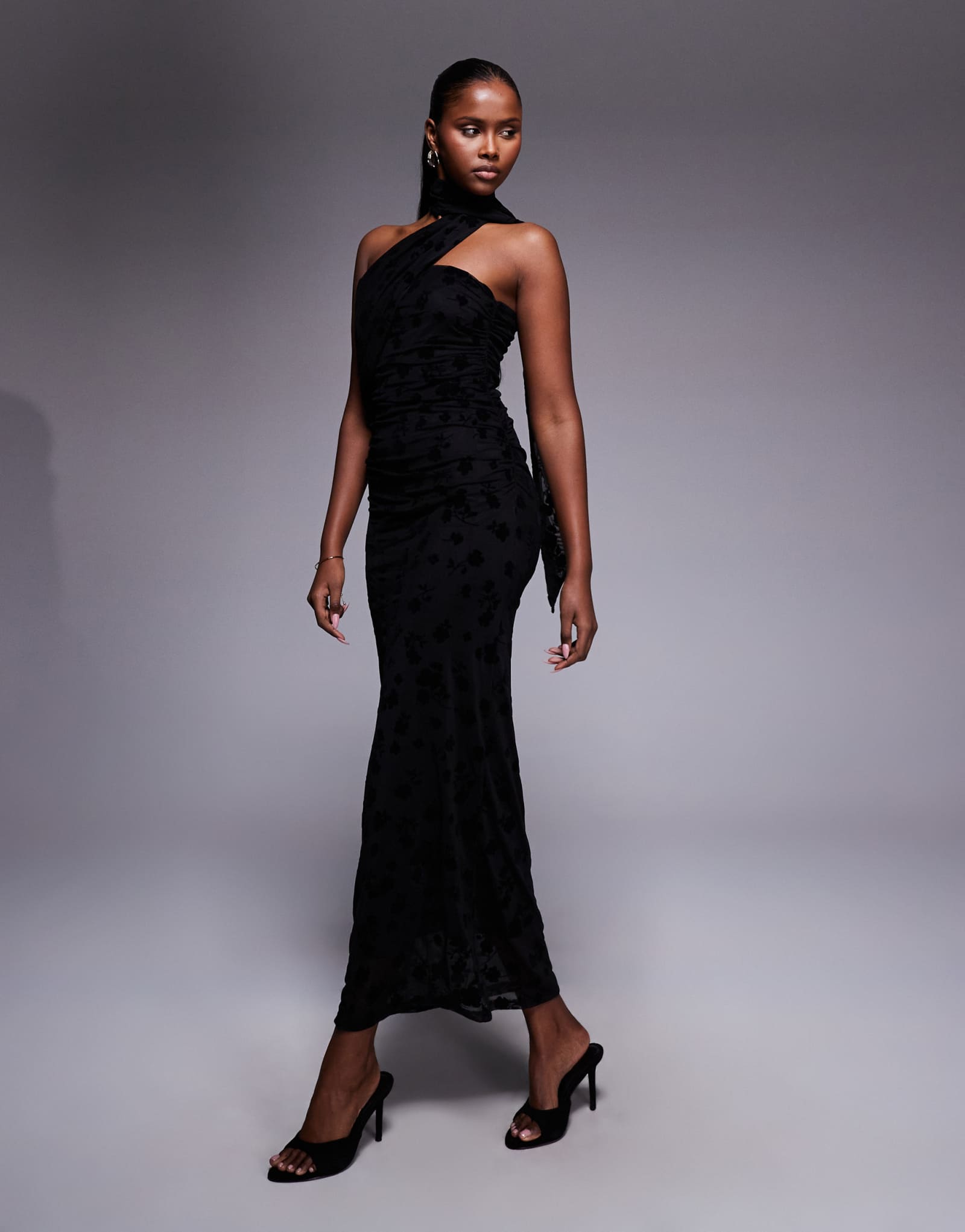 Макси-платье-бандо черного цвета с цветочным рисунком и сетчатым шарфом из флокированной ткани ASOS DESIGN