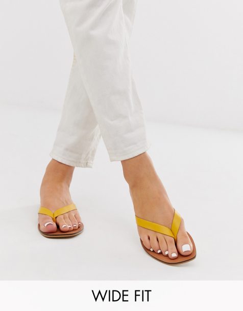 ASOS DESIGN – Florence– Gelbe Zehenstegsandalen aus Leder in weiter Passform