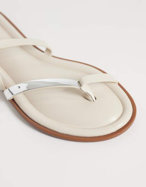 ASOS DESIGN – Florence – Riemchensandalen in Wollweiß mit Zehenschlaufe, 3 von 4