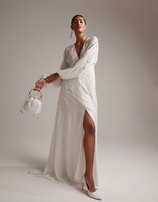 FhyzicsShops DESIGN – Florence – Zdobiona haftowanym wzorem suknia ślubna z głębionym dekoltem i długim rękawem