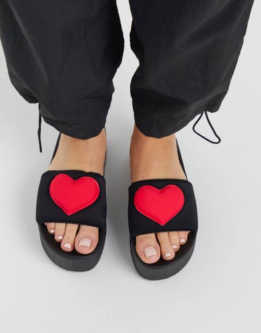 ASOS DESIGN - Flori - Slippers met plateauzool in zwart met hartenprint, 2 van 4