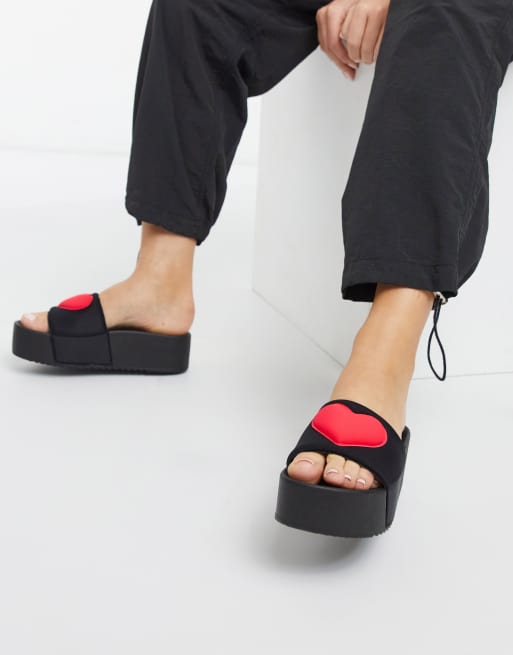 ASOS DESIGN - Flori - Slippers met plateauzool in zwart met hartenprint, 3 van 4