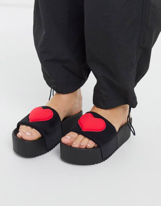 ASOS DESIGN - Flori - Slippers met plateauzool in zwart met hartenprint, 4 van 4