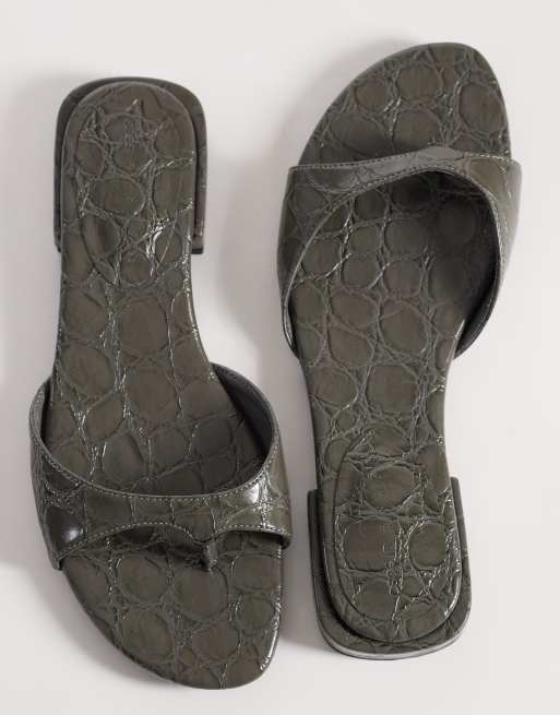 ASOS DESIGN – Florida – Mörkgrå, krokodilskinnsmönstrade sandaler med tårem, 3 av 4