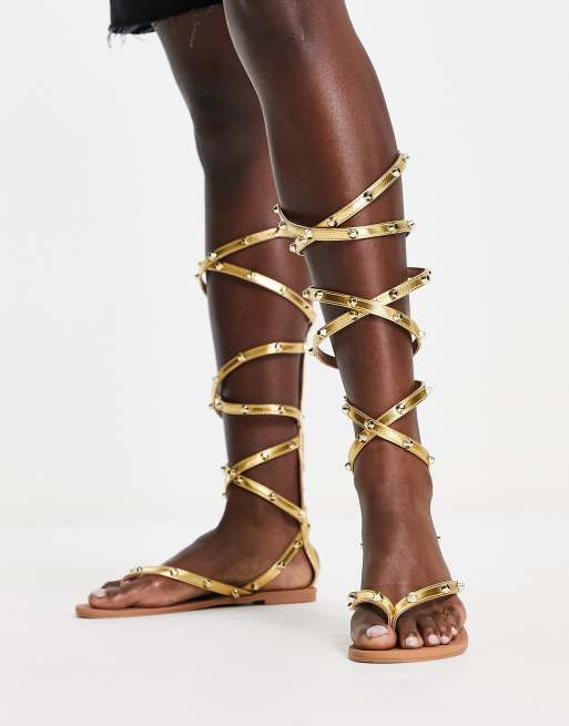 ASOS DESIGN – Florida – Płaskie złote wysokie sandały w stylu gladiatorek z ćwiekami