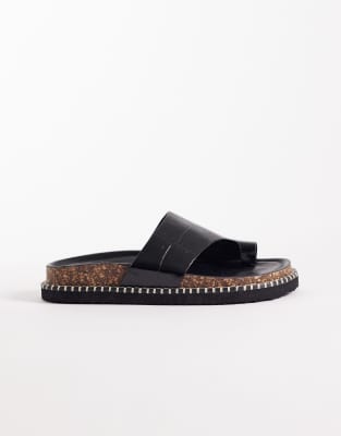 ASOS DESIGN - Floris - Flache Sandalen in Kroko-Schwarz mit Zehenschlaufe
