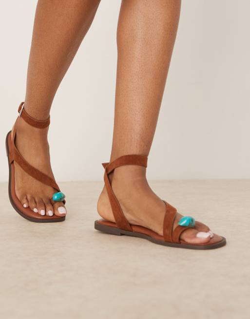ASOS DESIGN - Florrie - Sandali color cuoio infra-alluce con fascette sottili