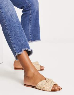 ASOS DESIGN - Flossie - Flache, gewebte Sandalen in Natur-Neutral