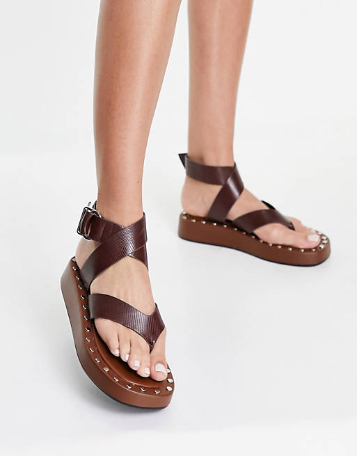Women Flat Sandals/Flounce chunky toe post sandals in brown 