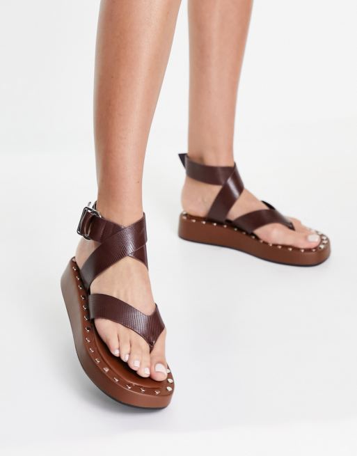 ASOS DESIGN – Flounce – Zehenstegsandalen in Braun mit dicker Sohle