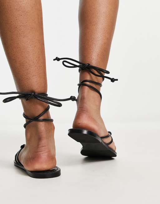 ASOS DESIGN – Flourish – Svarta, platta sandaler med hamrade metalldetaljer, 3 av 4