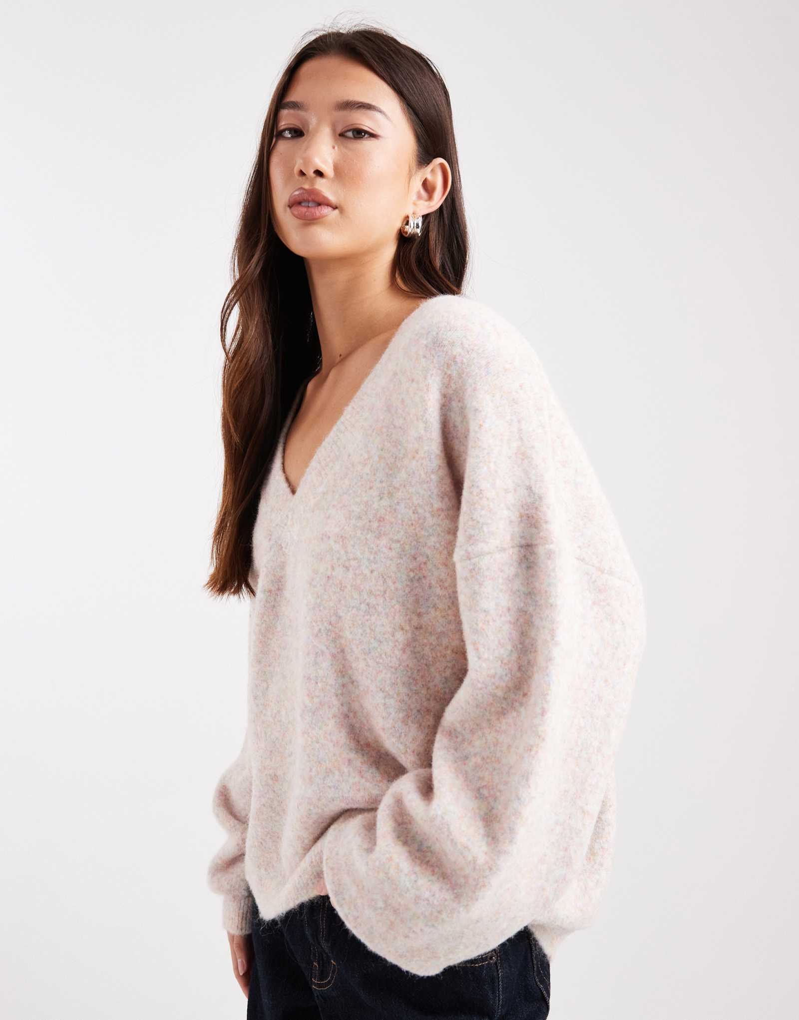 Дизайнерский пушистый свитер ASOS с глубоким v-образным вырезом из розового вереска