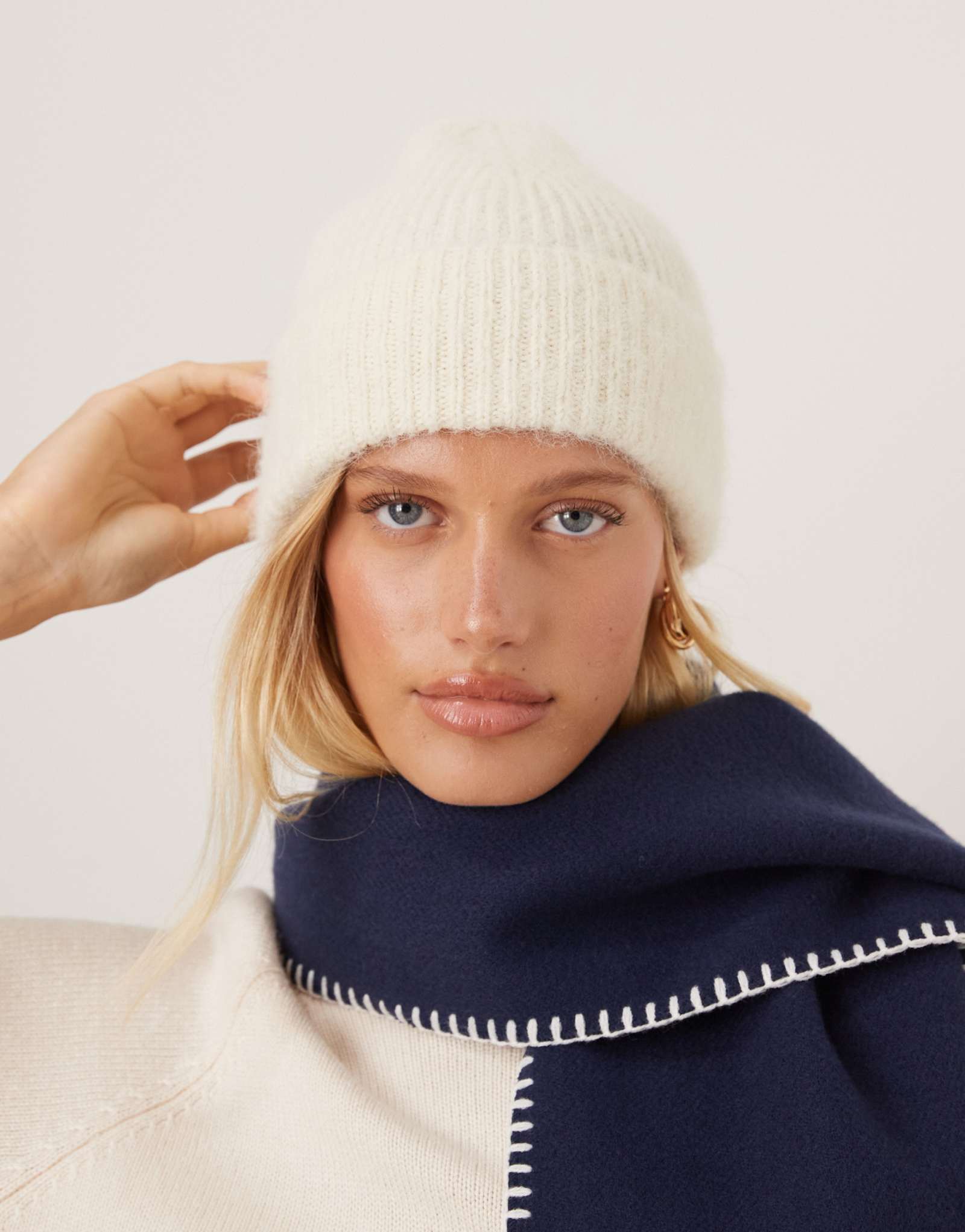 Пушистая вязаная шапочка ASOS DESIGN цвета экрю