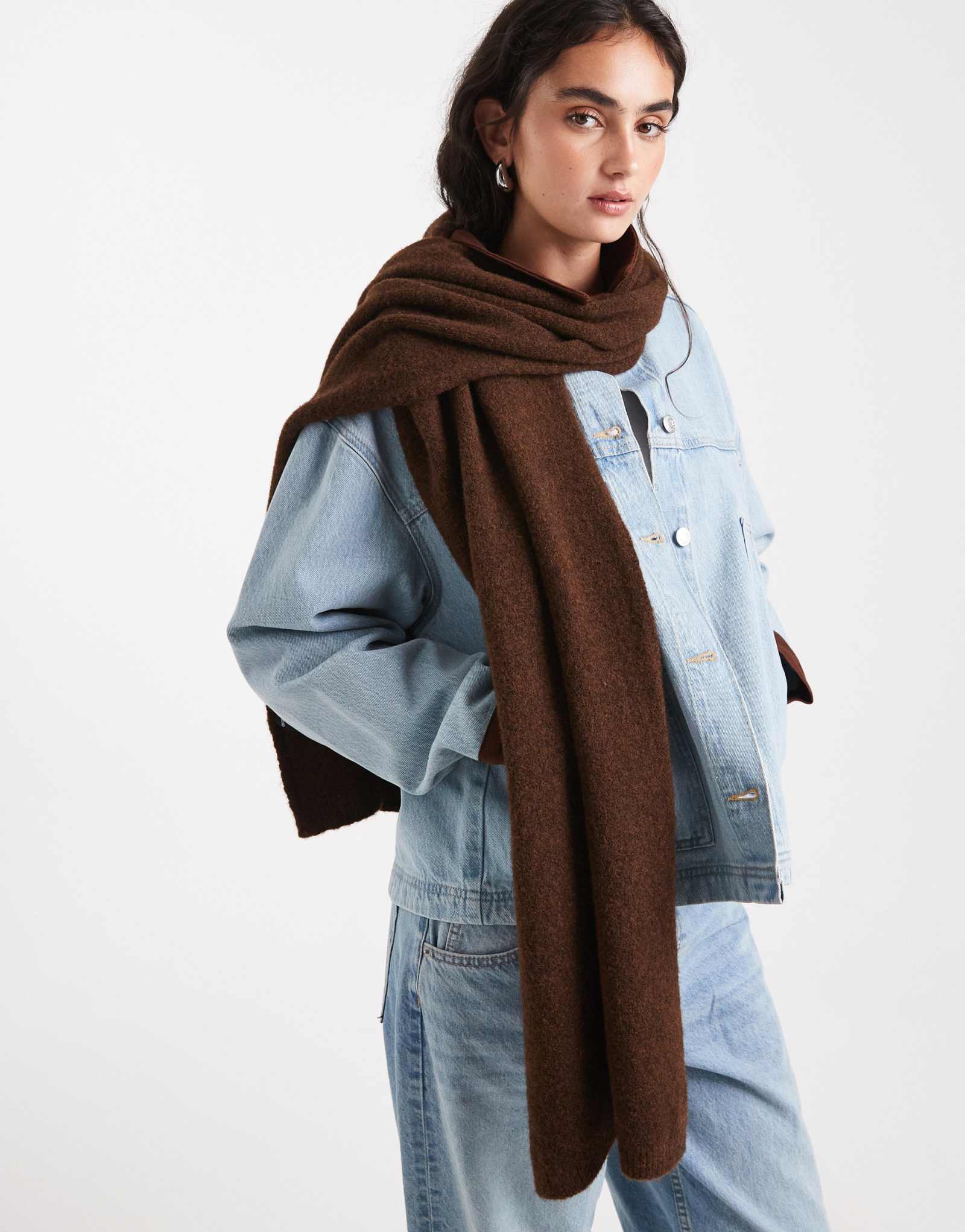 Дизайнерский пушистый вязаный шарф ASOS из шерсти шоколадного цвета