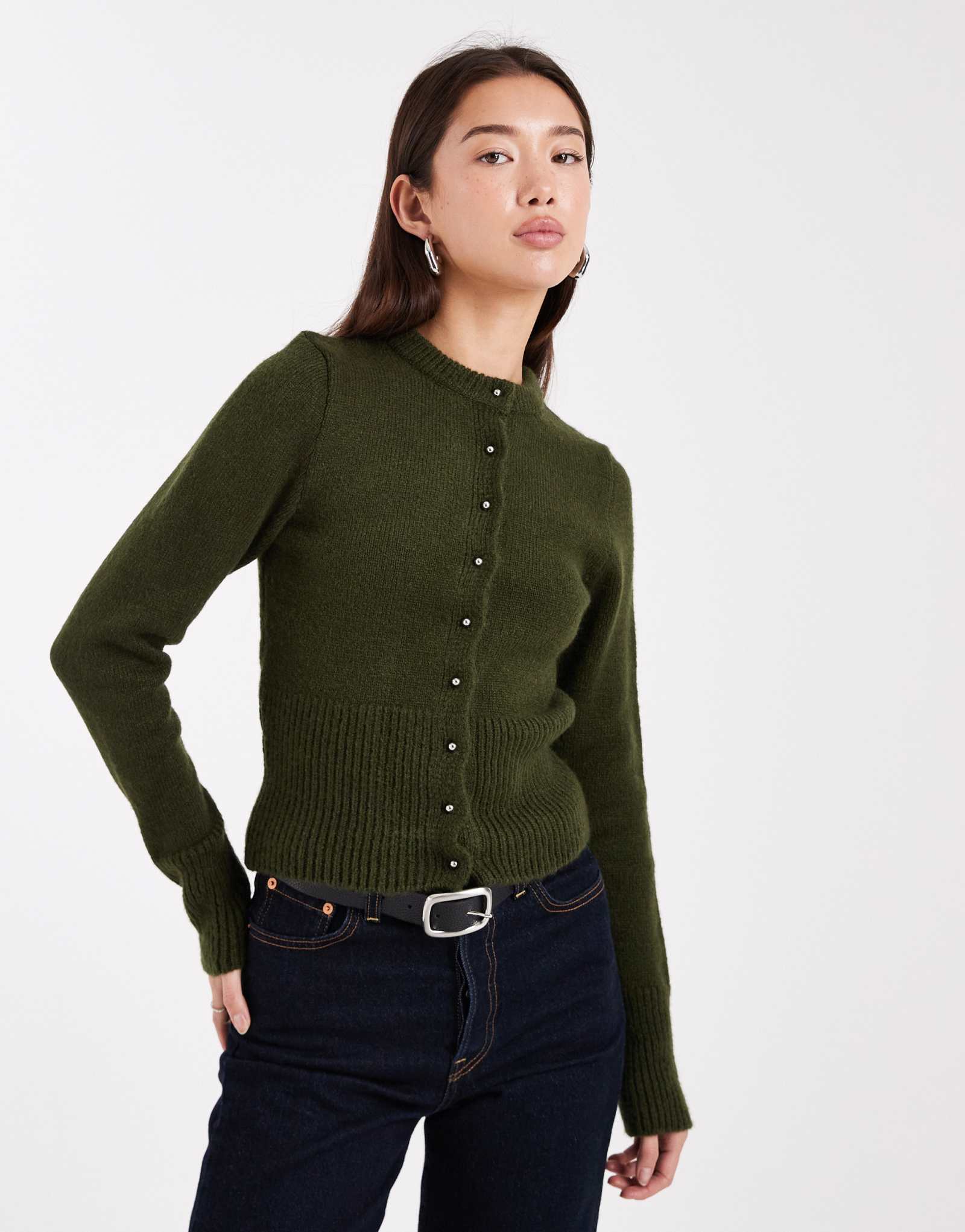 ДИЗАЙНЕРСКИЙ пушистый вязаный кардиган аккуратного покроя цвета хаки от ASOS DESIGN