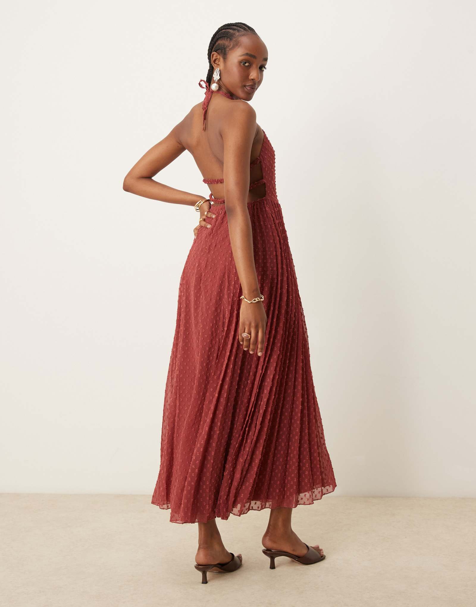 ДИЗАЙНЕРСКОЕ миди-платье ASOS DESIGN с пышной текстурой и плиссировкой на вырезе в виде ракушки ягодно-красного цвета