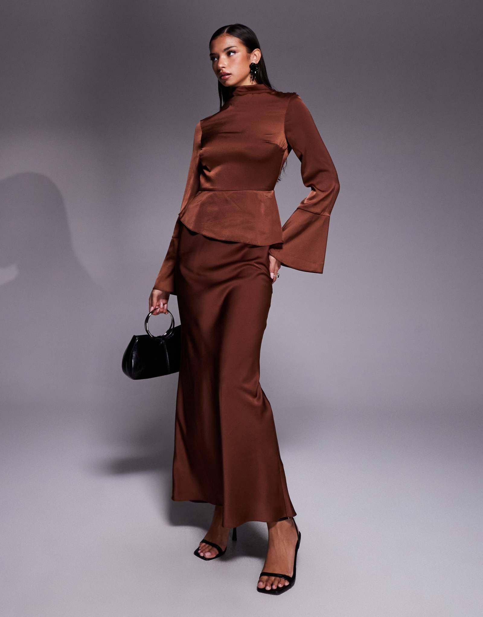 ДИЗАЙНЕРСКОЕ макси-платье ASOS с гофрированными рукавами и баской шоколадного цвета