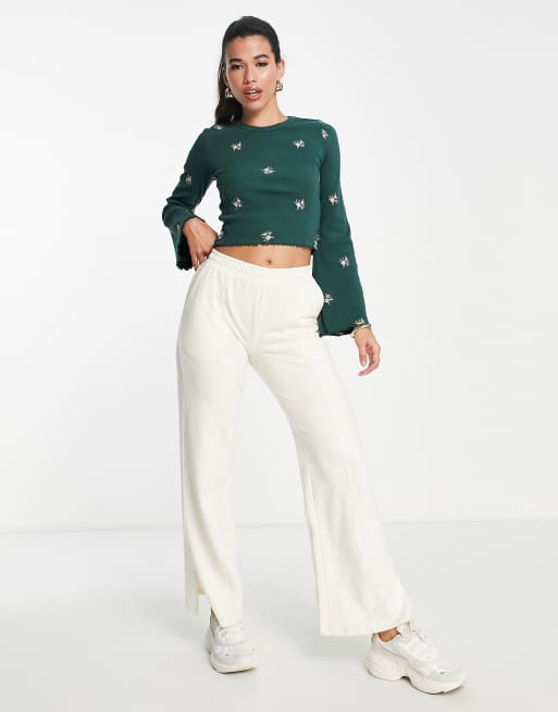 ASOS DESIGN fluted sleeve ribbed floral embroidery top in bottle green, 4 of 4
