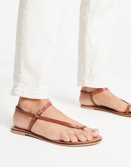 ASOS DESIGN – Flutter – Flache Sandalen aus Leder in Hellbraun mit Zehenschlaufe