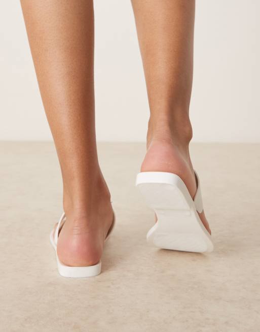 ASOS DESIGN - Flutter - Hvide plastiksandaler med klipklapdesign og møntdetalje i metal, 4 af 4
