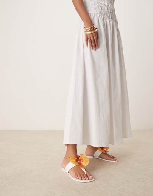 ASOS DESIGN - Flutter - Sandali infradito bianchi in gomma con orchidea, 3 di 4