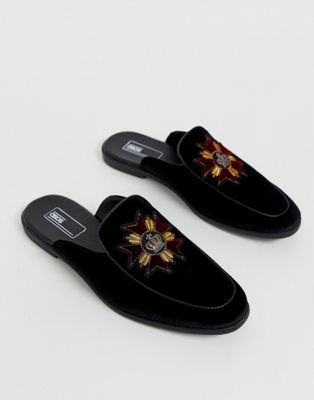 ASOS DESIGN - Fluwelen loafers met open achterkant en badge in zwart