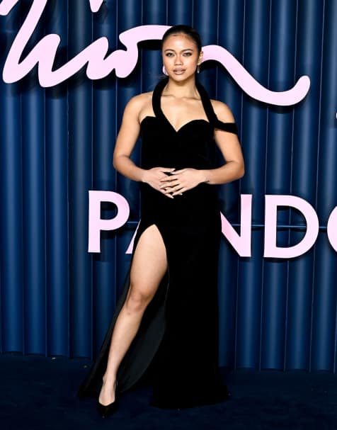 ASOS DESIGN - Fluwelen maxi jurk met gewatteerde hals en godetplooien met doorschijnende inzetstukken en sleep in zwart - view 1