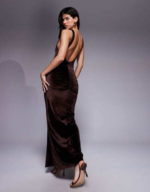 ASOS DESIGN - Fluwelen maxi-jurk met rechte hals, open achterkant en sjerp in chocoladebruin, 3 van 4