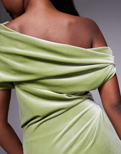 ASOS DESIGN - Fluwelen midi-jurk met afhangende schouder in groen, 3 van 4