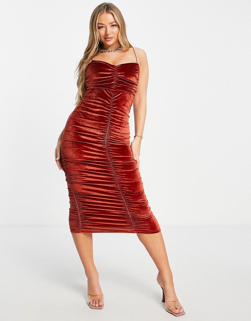 ASOS DESIGN - Fluwelen midi jurk met cami bandjes en rimpeleffect in roestbruin-Rood