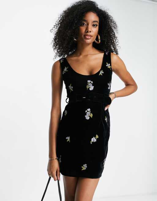 ASOS DESIGN - Fluwelen mini-jurk met fijne geborduurde bloemen en riem in zwart 