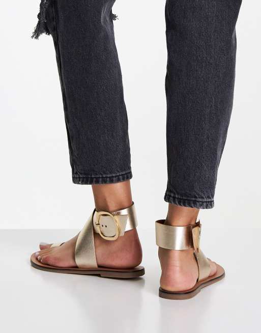 ASOS DESIGN – Flyer – Guldiga, platta sandaler i läder med tåögla, 4 av 4