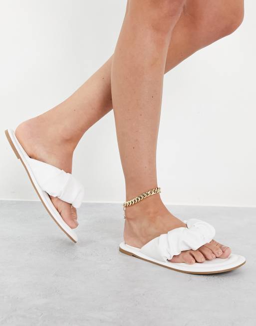 ASOS DESIGN – Flying – Flache Zehenstegsandalen in Weiß mit gerafftem Riemen