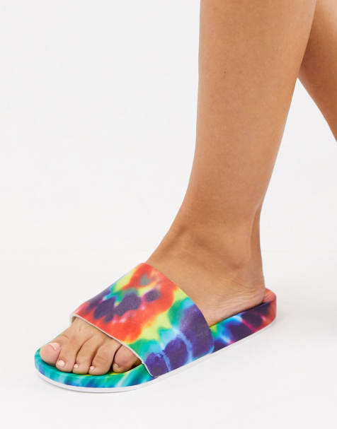 ASOS DESIGN - Foiled - Mules de piscine motif tie-dye - Arc-en-ciel