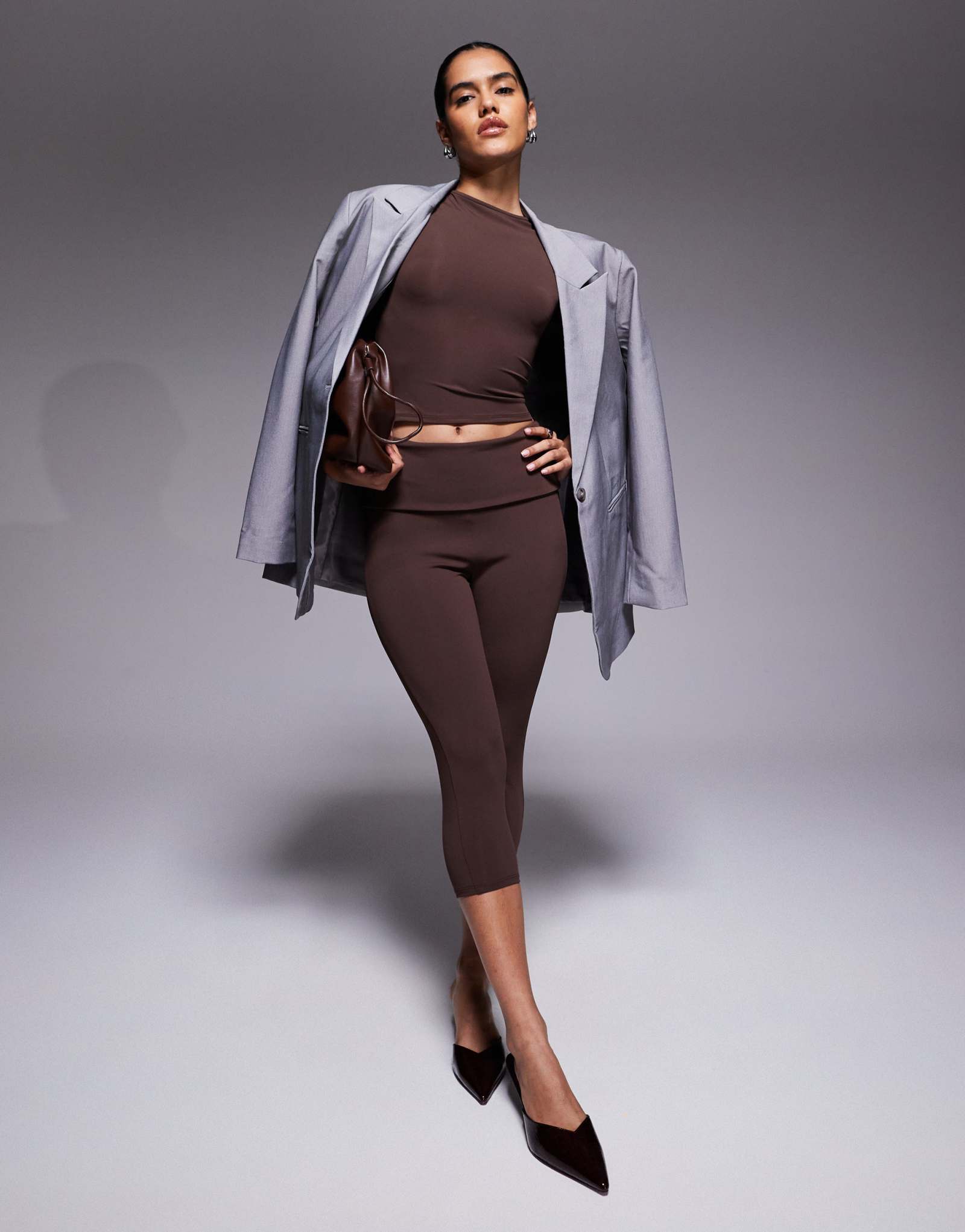 Дизайнерские брюки-капри в складку ASOS коричневого цвета - часть комплекта