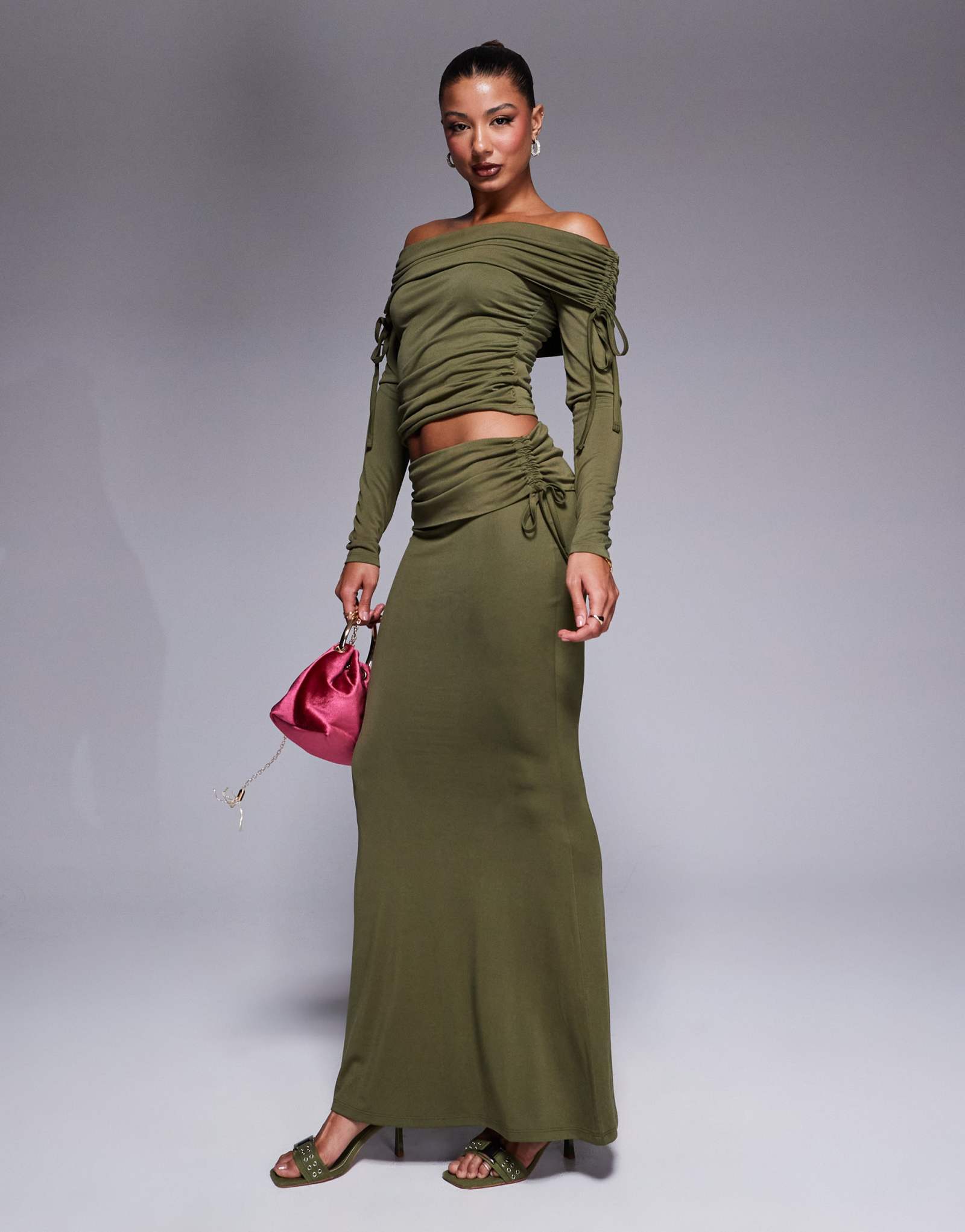 Макси-юбка ASOS DESIGN с завышенной талией в виде рыбьего хвоста и боковыми рюшами оливкового цвета