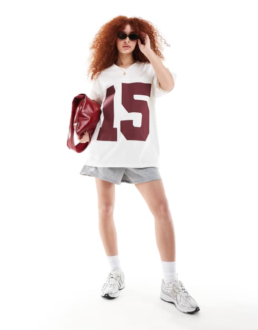 ASOS DESIGN – Football-T-Shirt in Cremeweiß mit „15“-Grafikprint, Oversize-Schnitt und V-Ausschnitt