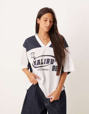 ASOS DESIGN - Football-T-Shirt mit Grafikprint, Oversize-Schnitt und V-Ausschnitt-Bunt