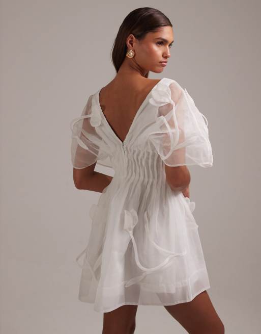 ASOS DESIGN – För bruden – Elfenbensvit miniklänning med 3D-blommor, stråveck och markerad midja, 2 av 5