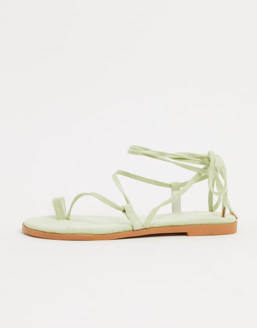 ASOS DESIGN – Forest – Minimalistische Sandalen mit Zehenschlaufe in Grün, 2 von 4