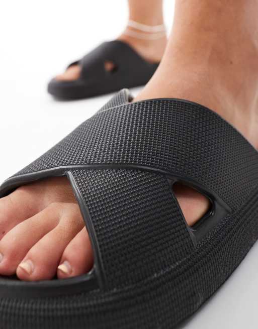 ASOS DESIGN – Forever – Slider mit gekreuzten Riemen und dicker Sohle in Schwarz, 3 von 4