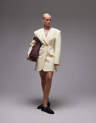 ASOS DESIGN - Formendes Blazer-Kleid in Buttermilchgelb