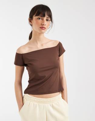 ASOS DESIGN - Formendes, kurzärmliges Oberteil in Schokobraun mit Carmen-Ausschnitt-Brown