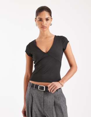 ASOS DESIGN - Formendes, kurzärmliges Oberteil in Schwarz mit V-Ausschnitt