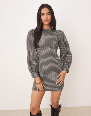 ASOS DESIGN - Formgebendes Minikleid aus Popeline in Grau mit Nadelstreifen, Rundhalsausschnitt und voluminösen Ärmeln-B...