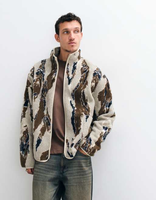 ASOS DESIGN - forro polar borg holgado con cremallera y estampado camuflaje en marrón, 2 de 5